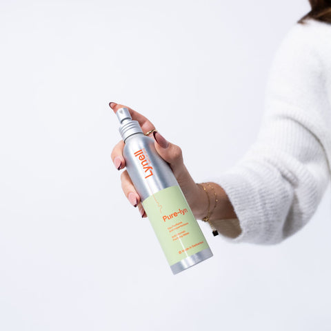 eau purifiante Pure-lyn dans une main