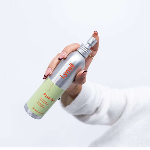 eau purifiante Pure-lyn dans une main