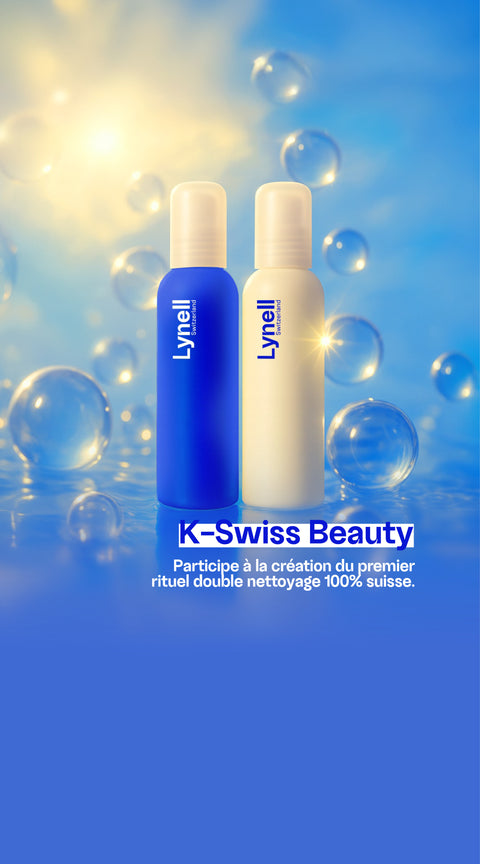 Deux flacons de nettoyants visage sur fond bleu