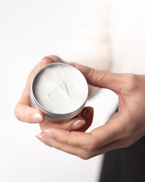 Texture légère de Hydra-lyn crème visage hydratante à la niacinamide — Lynell Switzerland